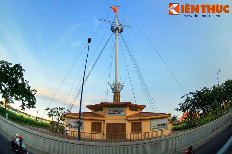 Cũng nằm trên vỉa hè đường Võ Văn Kiệt, cột cờ Thủ Ngữ (quận 1, TP HCM) do người Pháp dựng vào tháng năm 1865 để treo cờ hiệu đón tàu thuyền ra vào cảng. Đây là một di tích lịch sử quan trọng, gắn với quá trình giao thương và phát triển của Sài Gòn.