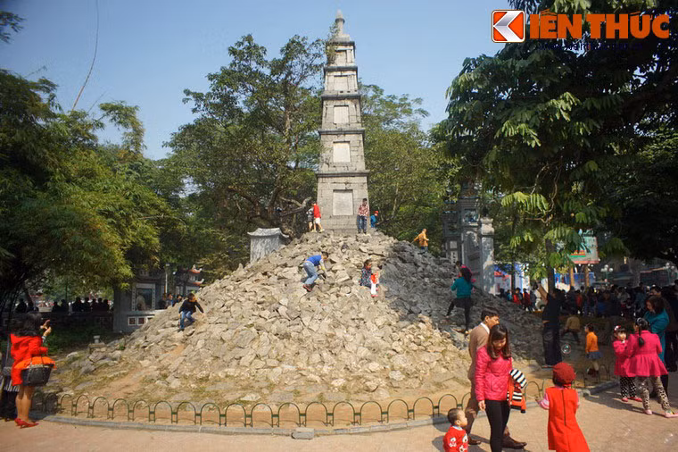 Tháp Bút là một ngọn tháp bằng đá cao 5 tầng, được xây dựng năm 1865 theo ý tưởng của nhà nho Nguyễn Văn Siêu, nằm ở trên vỉa hè đường Đinh Tiên Hoàng, phía ngoài lối vào cầu Thê Húc, đền Ngọc Sơn, hồ Hoàn Kiếm, Hà Nội.