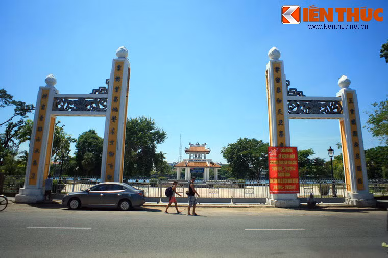 Tòa Thương Bạc là một di tích lịch sử của Huế, được xây từ năm 1875 làm trụ sở để đón tiếp các sứ thần nước ngoài. Do các biến cố lịch sử mà công trình này ngày nay chỉ còn lại một tiểu đình và cổng tam quan nằm trên vỉa hè đường Trần Hưng Đạo.