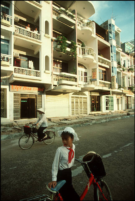 Khu nhà cao tầng mới xây bên bờ biển Bãi Cháy, 1994. Ảnh: Magnumphotos.com