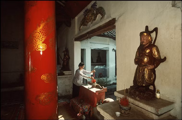 Bên trong chùa Vạn Linh Khánh ở Trà Cổ, 1995. Ảnh: Magnumphotos.com