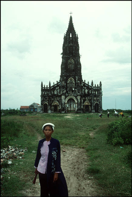 Nhà thờ Trà Cổ năm 1995. Ảnh: Magnumphotos.com