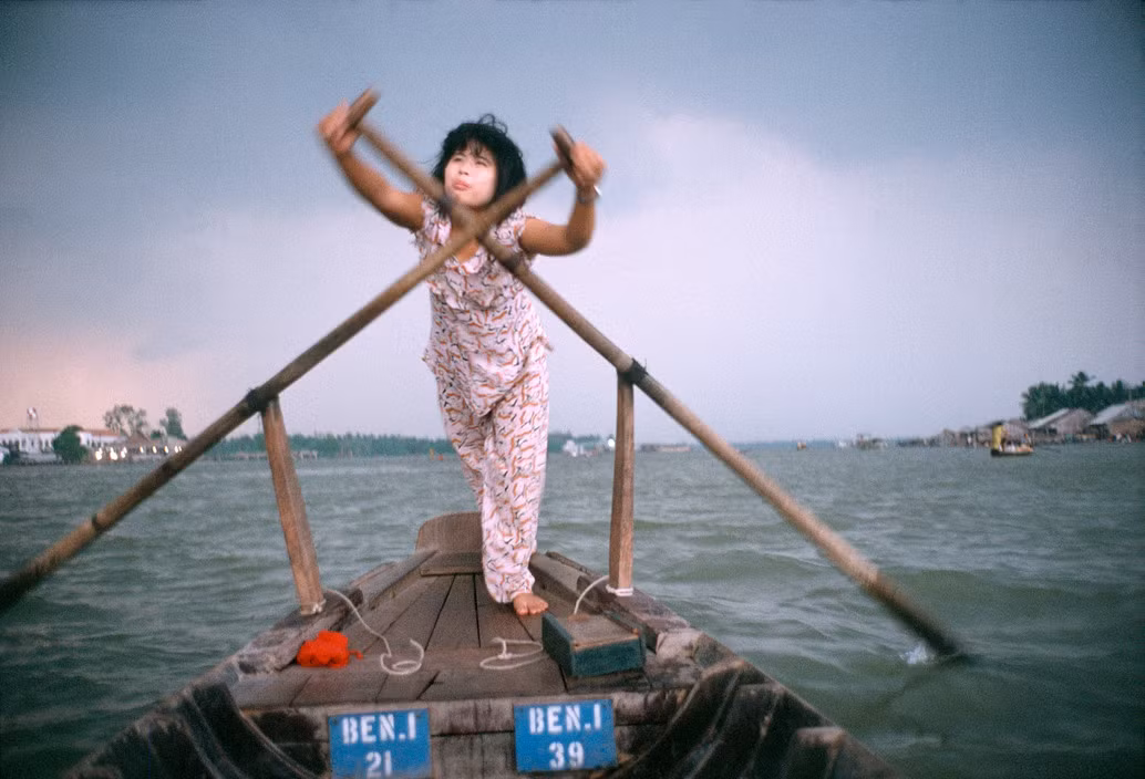 Người phụ nữ lái đò trên sông Hậu lúc trời tờ mờ sáng, Cần Thơ năm 1994. Ảnh: Harry Gruyaert - Magnumphotos.com