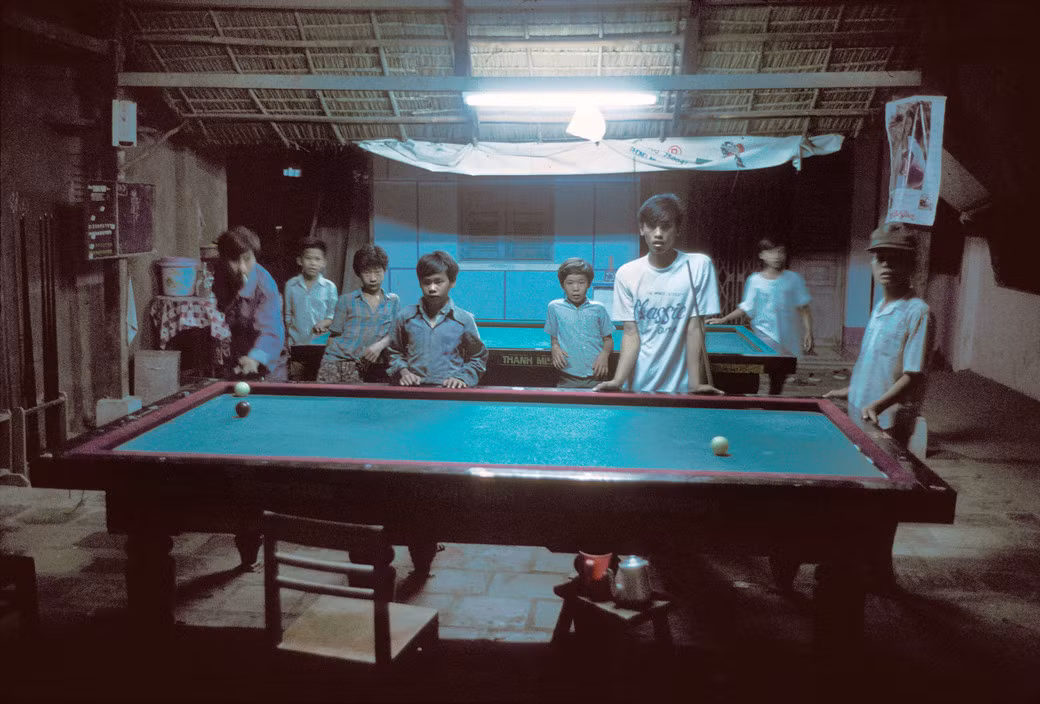 Những đứa trẻ trong một quán bllliard. Ảnh: Harry Gruyaert - Magnumphotos.com