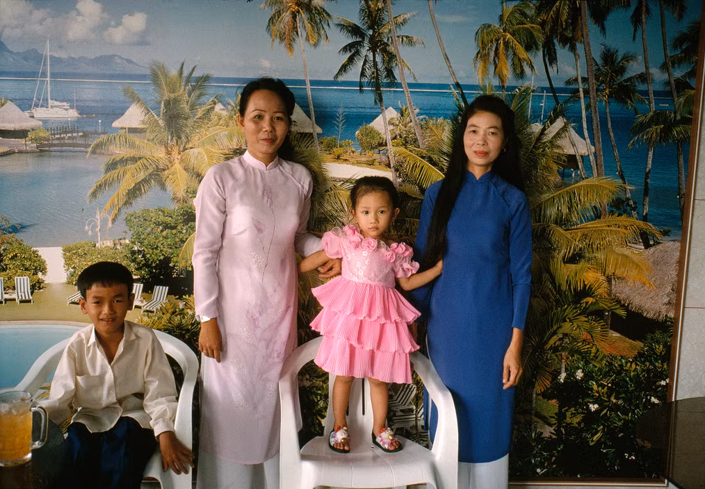 Một gia đình chụp ảnh lưu niệm trong nhà hàng. Ảnh: Harry Gruyaert - Magnumphotos.com