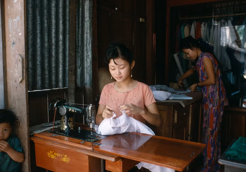 Một hiệu may ở thành phố Cần Thơ. Ảnh: Harry Gruyaert - Magnumphotos.com