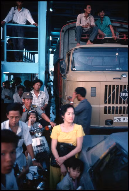 Trên phà Cần Thơ năm 1994, nay đã được thay thế bằng cầu Cần Thơ. Ảnh: Harry Gruyaert - Magnumphotos.com