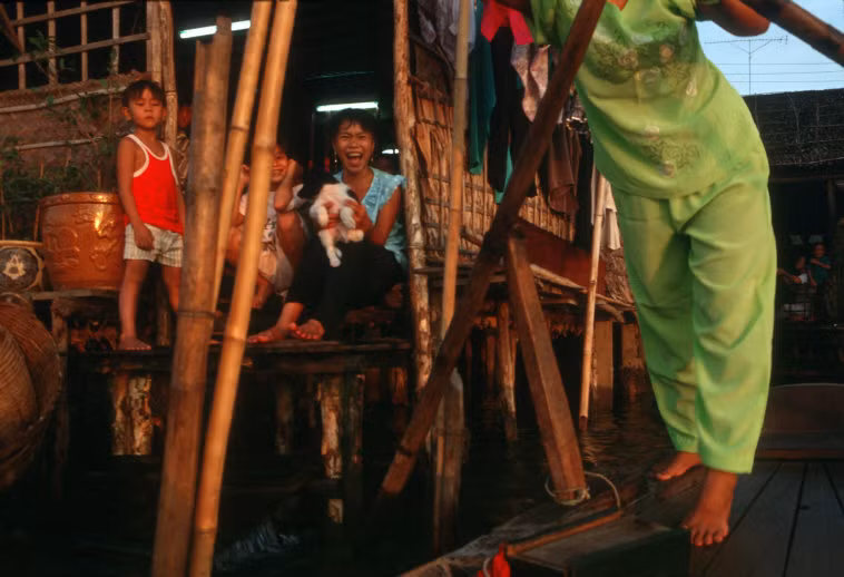 Trên chuyến đò thăm quan khu nhà nổi sông Hậu. Ảnh: Harry Gruyaert - Magnumphotos.com