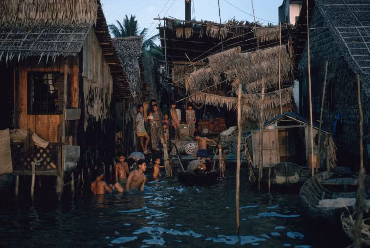 Những đứa trẻ ở khu nhà nổi trên sông Hậu. Ảnh: Harry Gruyaert - Magnumphotos.com