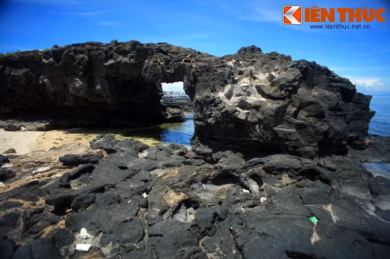 " Cổng tò vò" nổi tiếng nhất Việt Nam nằm ở phía Tây của đảo Lý Sơn (tỉnh Quãng Ngãi). Đây là một "vòm cổng" bằng đá cao khoảng 2,5m, có hình thù ngoạn mục, hoàn toàn không có sự tạo tác nào của bàn tay con người.