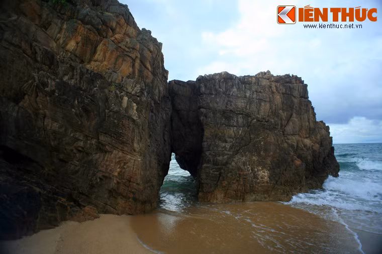 Nằm dưới chân đèo Lý Hoà, huyện Bố Trạch, tỉnh Quảng Bình, bãi Đá Nhảy là một thắng cảnh có một không hai tại dải đất miền Trung. Nơi đây cũng có một "cổng tò vò" độc đáo được du khách gần xa biết đến.