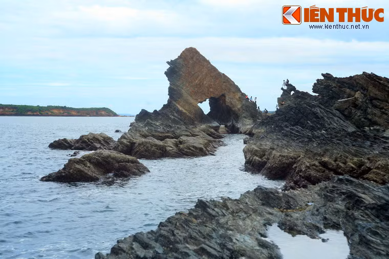 Nằm bên bờ biển thuộc địa phận xã đảo Tam Hải, huyện Núi Thành, bãi đá Bàn Than là một thắng cảnh thiên nhiên nổi tiếng của tỉnh Quảng Nam. Đây cũng là nơi có "cổng tò vò" lớn bậc nhất Việt Nam.