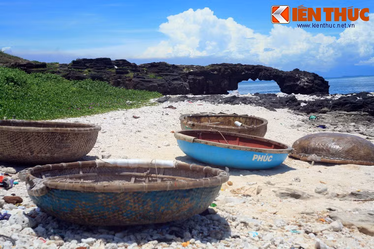 Khung cảnh tuyệt vời khiến cổng Tò Vò còn được gọi bằng một cái tên khác là cổng Thiên Đường. Đây là địa điểm chụp ảnh được ưa chuộng hàng đầu của giới trẻ khi đến với đảo Lý Sơn.