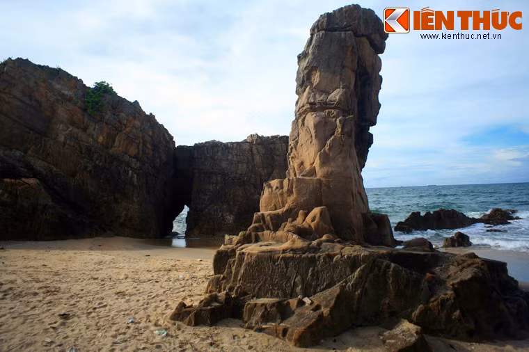 "Cổng tò vò" này được coi là Yoni (biểu tượng nữ tính) nằm bên một cột đá mang hình Linga (biểu tượng nam tính) cách đó khoảng vài chục mét.