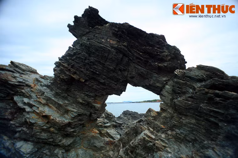 Ngoài "Ông Đụn - Bà Khe", bãi đá Bàn Than còn có một số "cổng tò vò" khác với kích thước nhỏ.