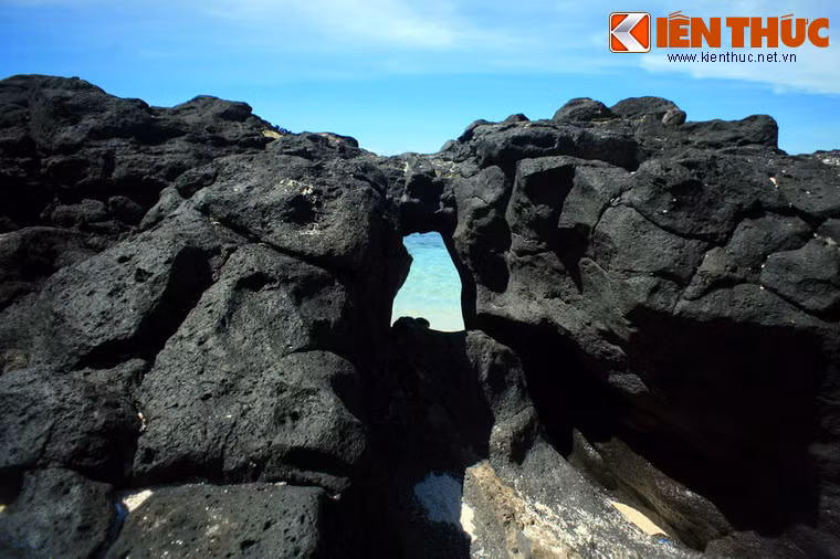 "Cổng tò vò" này khá bé, chỉ đủ cho một người chui lọt. Bù lại, nó có vị trí khá đẹp nằm ngay trên bãi tắm nước trong vắt của đảo.