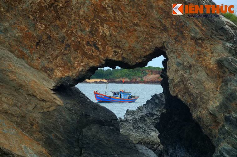 Chiều cao từ nền đến vòm trong cổng lên đến 6, 7m, không gian bên trong khá rộng, có thể chứa được cả chục người.