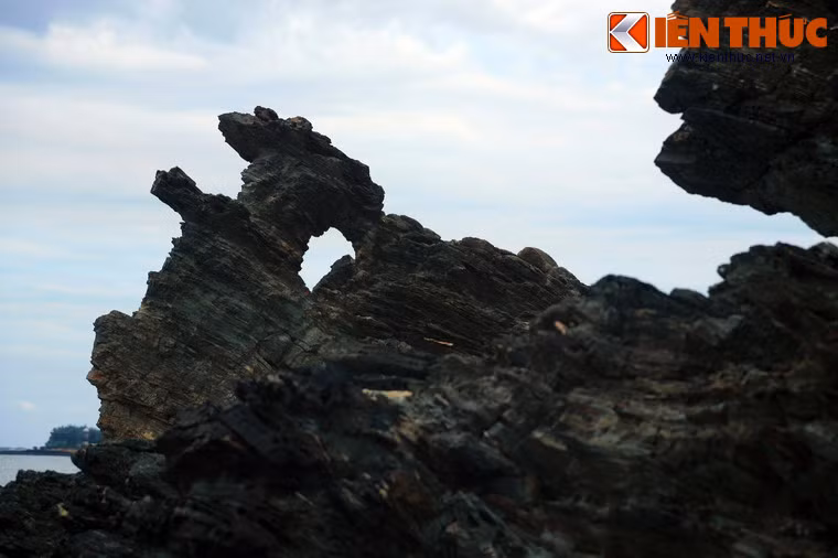 Các "cổng tò vò" này đều mang hình thù rất ngoạn mục do sự bào mòn trong hàng vạn năm của tạo hóa.