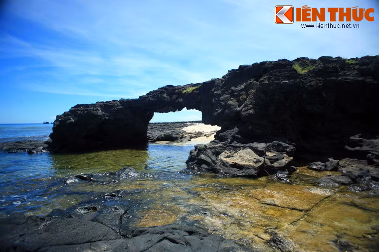 Quanh cổng đá này là những bãi đá nham thạch đen bóng, hình thù kỳ lạ nhấp nhô trên làn nước trong veo của đảo Lý Sơn.