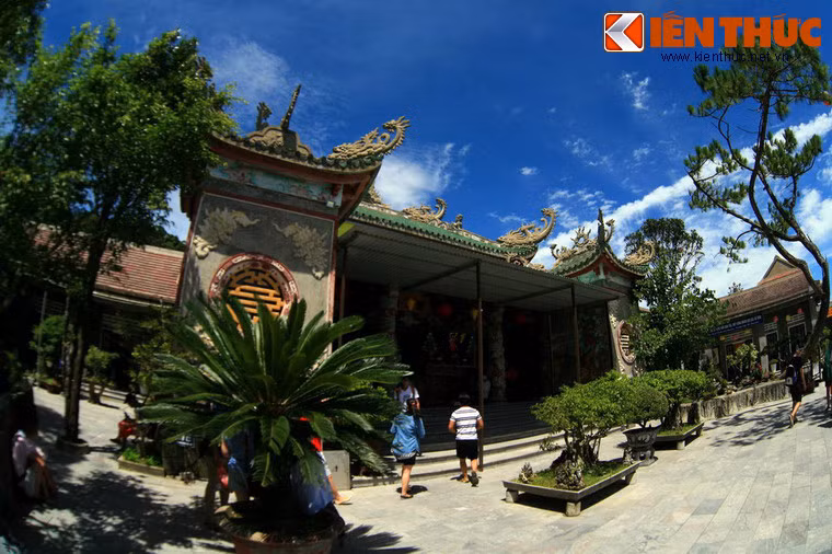 Theo quan niệm tâm linh của người Đà Nẵng, chùa Linh Ứng Bà Nà cùng với chùa Linh Ứng Non Nước và chùa Linh Ứng Bãi Bụt tạo thành thế chân kiềng vững chắc che chở cho thành phố cảng.