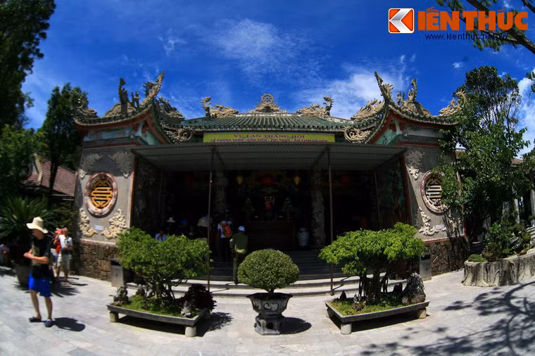 Chính điện của chùa có kiến trúc giống chùa Linh Ứng Non Nước, và cả hai ngôi chùa có cùng một thầy trụ trì.