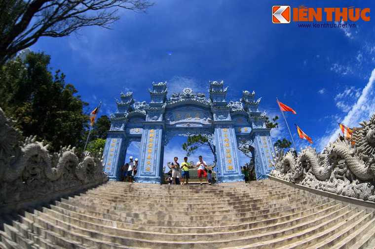 Đây là một ngôi chùa thuộc hệ phái Bắc tông được xây dựng từ năm 1999 - 2004, khoảng thời gian khu du lịch Bà Nà Hills được TP Đà Nẵng phục hồi sau nửa thế kỷ bị lãng quên.