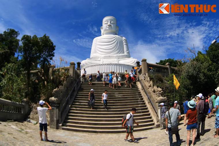 Vào những ngày nắng ráo, từ TP Đà Nẵng nhìn lên Bà Nà có thể thấy tượng Đức Phật sừng sững giữa màu xanh hùng vĩ của những cánh rừng nguyên sinh.