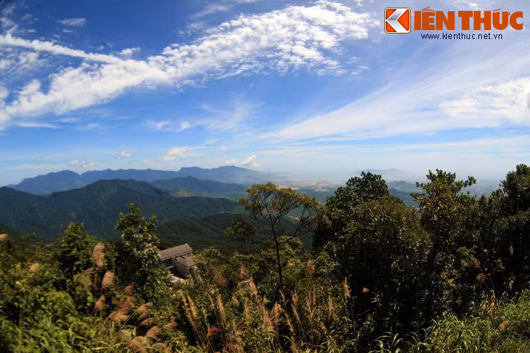 Khung cảnh thiên nhiên hoang sơ nhìn từ Thích Ca Phật đài trên đỉnh Bà Nà.