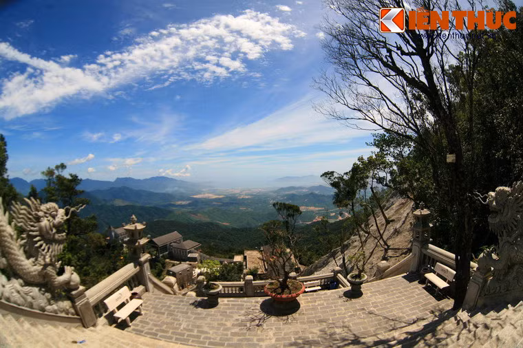 Điểm nổi bật của chùa Linh Ứng Bà Nà là vị thế tuyệt đẹp trên sườn núi, có thể bao quát một khoảng không gian bao la đồi núi trùng điệp. Vào những ngày trời quang, từ sân chùa có thể nhìn thấy TP Đà Nẵng và Biển Đông cách đó gần 30km.