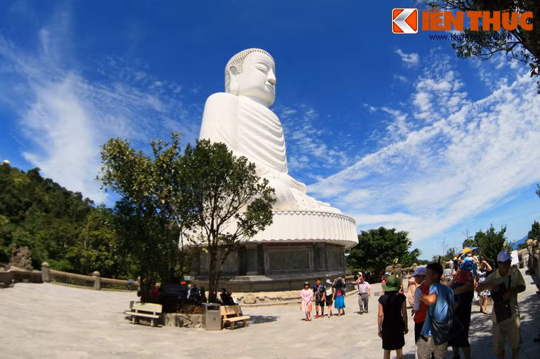 Cách chùa Linh Ứng Bà Nà không xa là tượng Đức Bổn Sư Thích Ca Mâu ni cao 27m, thiền định trên tòa sen. Tượng được chạm khắc tinh tế, bên dưới là 8 bức phù điêu, tái hiện cuộc đời của Đức Phật Thích ca, người sáng lập ra đạo Phật.