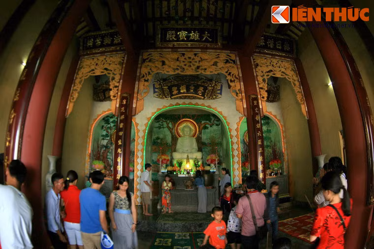 Không gian bên trong chính điện.