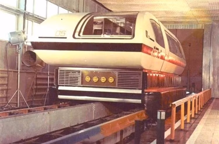 Mỗi đoàn tàu chỉ có một toa, trọng lượng 40 tấn với sức chứa 65 người.