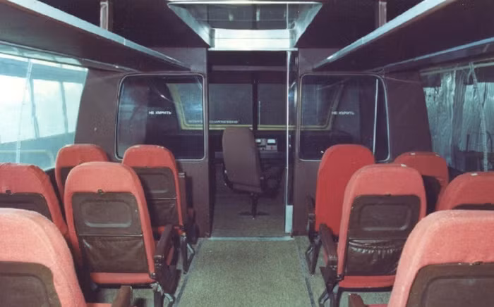 Nội thất bên trong tàu đệm từ TA-05 không có gì đặc biệt so với tàu điện thông thường.