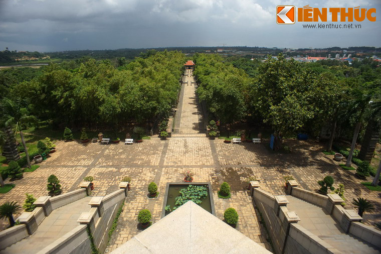 Từ Sân vọng nhìn ra mặt trước đền.