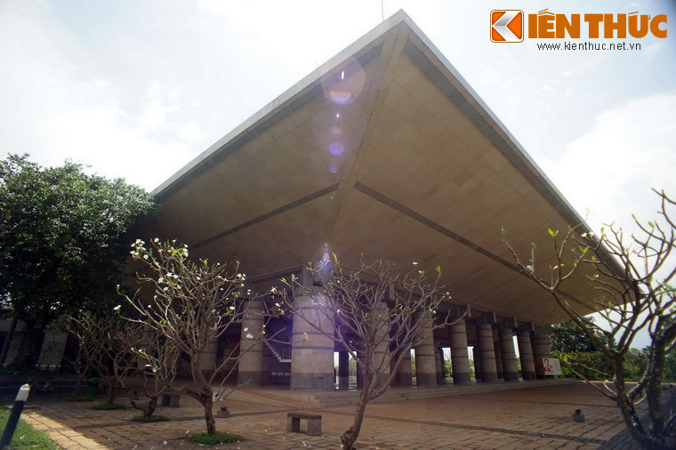 Nhìn chung, ngôi đền mang ngôn ngữ kiến trúc đậm nét đương đại với những đường nét, mảng khối mạnh mẽ.