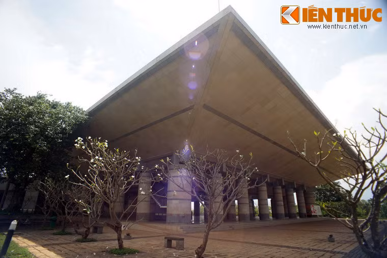 Nhìn chung, ngôi đền mang ngôn ngữ kiến trúc đậm nét đương đại với những đường nét, mảng khối mạnh mẽ.