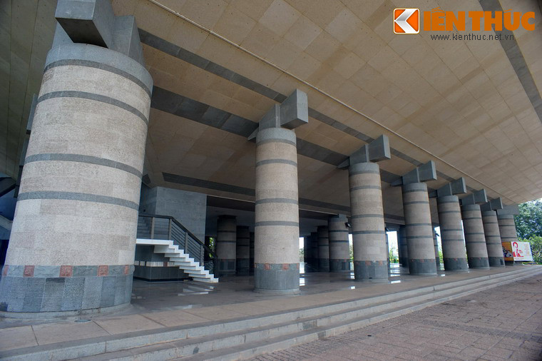 Tầng 1 của đền là không gian lễ hội trong nhà, liền kề với sân hội ngoài trời. Mỗi hàng hiên có 15 cột biểu thị cho 15 bộ lạc tạo lập nước Văn Lang.