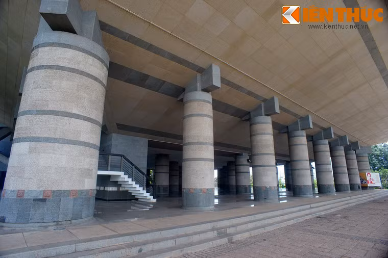 Tầng 1 của đền là không gian lễ hội trong nhà, liền kề với sân hội ngoài trời. Mỗi hàng hiên có 15 cột biểu thị cho 15 bộ lạc tạo lập nước Văn Lang.