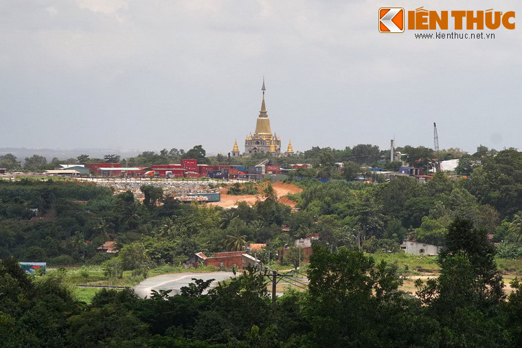 Bảo tháp Gotama Cetiya nổi tiếng của chùa Bửu Long nhìn từ Sân vọng.