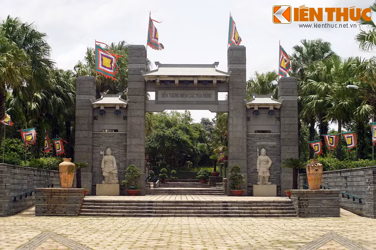 Nghi môn của đền thờ vua Hùng làm bằng đá bề thế, có kiến trúc mang phong cách hiện đại kết hợp truyền thống.