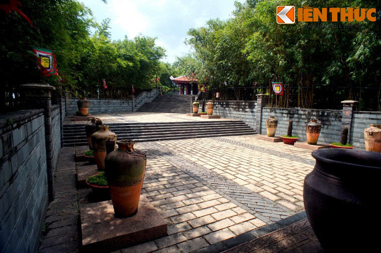 Lối lên đền là “Đường tre” với hàng tre xanh mát ở hai bên, gợi nhớ đến hình ảnh làng quê Việt.