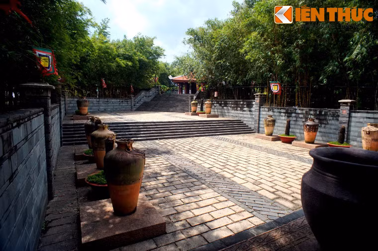 Lối lên đền là “Đường tre” với hàng tre xanh mát ở hai bên, gợi nhớ đến hình ảnh làng quê Việt.