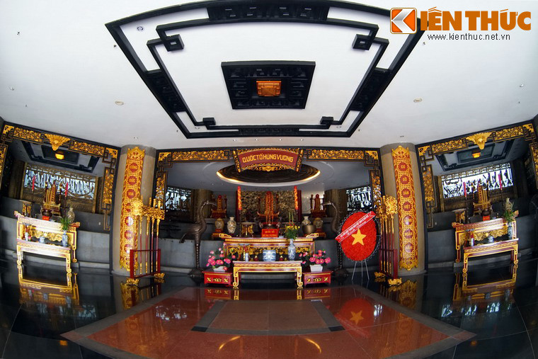 Ban thờ chính của đền là nơi thờ Quốc tổ Hùng Vương, phối thờ với Tổ phụ Lạc Long Quân, Tổ mẫu Âu Cơ, Đất và Nước.