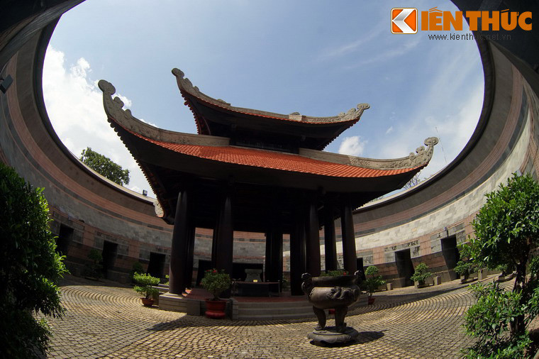 Trong đền có một khoảng sân được gọi là “Âm bản trống đồng”, là phần “âm” tròn của khối vuông, tượng trưng cho trời và đất. Giữa sân là một tiểu đình.