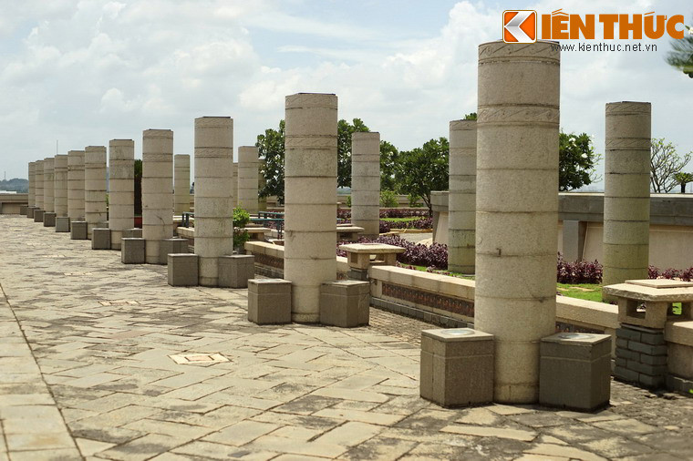 Nơi đây có 54 cột đá tượng trưng cho 54 dân tộc anh em trên đất nước Việt Nam.