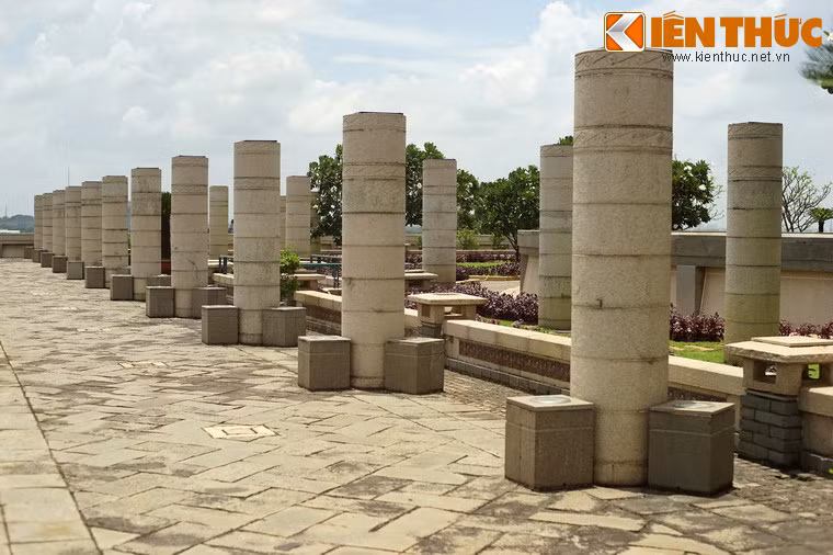 Nơi đây có 54 cột đá tượng trưng cho 54 dân tộc anh em trên đất nước Việt Nam.