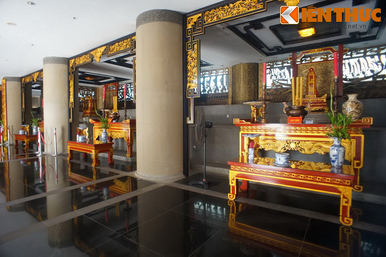 Hai bên là 8 gian thờ Lạc Hầu, Lạc Tướng, Lạc Dân, Tản Viên Sơn Thánh, Phù Đổng Thiên Vương, An Dương Vương, Trưng Nữ Vương...