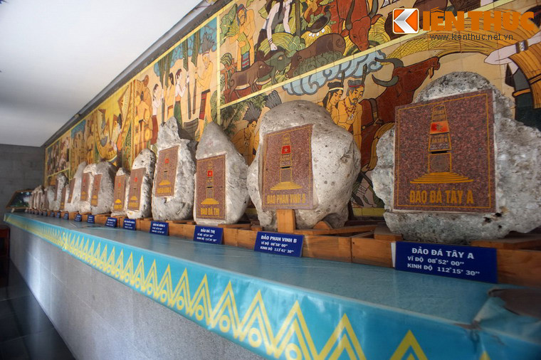 Hai bên đền thờ là dãy hành lang trưng bày bia 33 khối đá chủ quyền quần đảo Trường Sa.