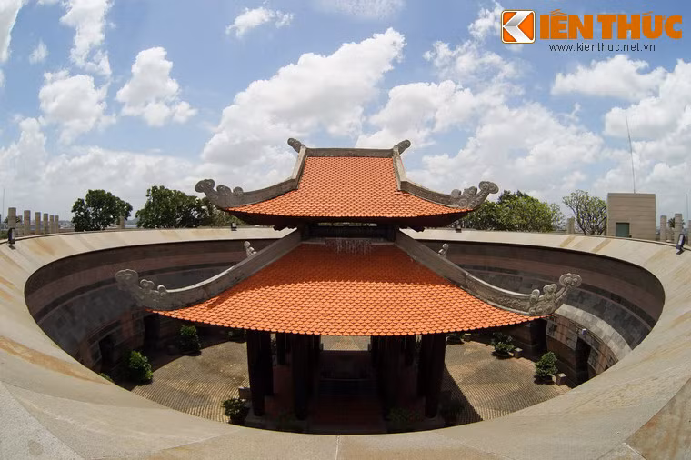 Tòa tiểu đình và không gian “Âm bản trống đồng” nhìn từ Sân vọng.