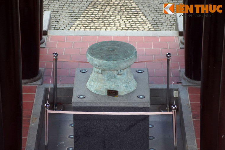 Trong tiểu đình đặt phiên bản trống đồng Hoàng Hạ (Hoà Bình).